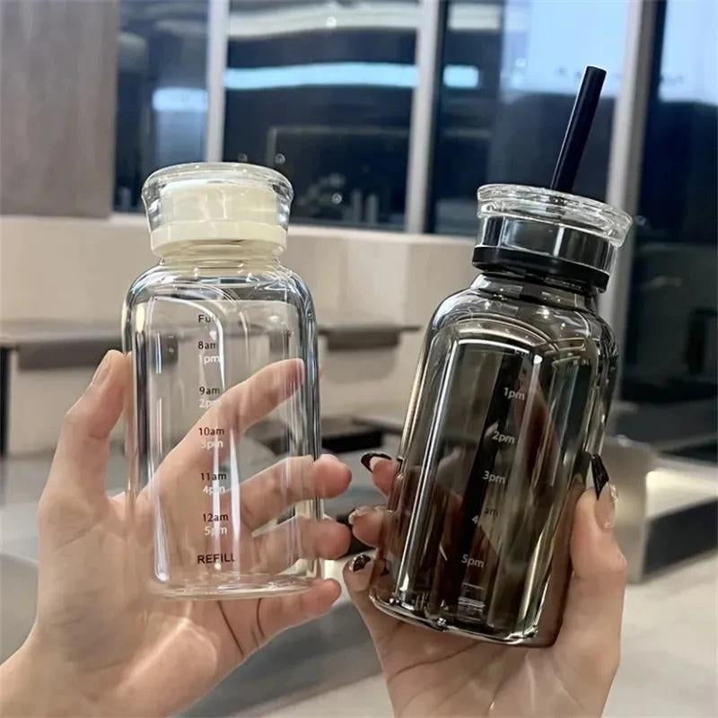 bouteille en verre avec paille
