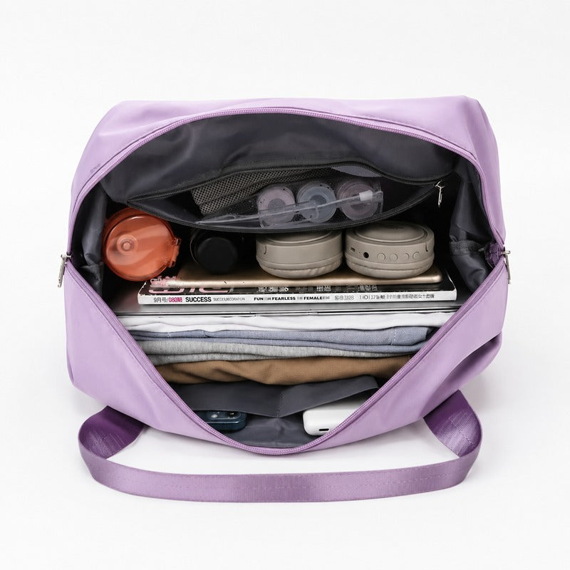 Grand Sac à Main Voyage Femme mauve lilas, intérieur rempli avec bouteille, vêtements et accessoires