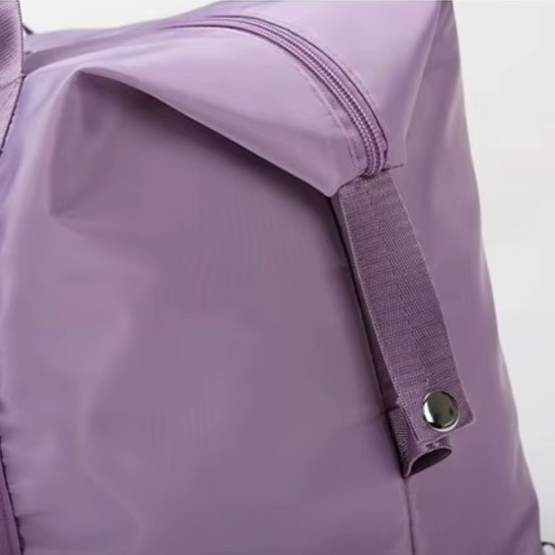 Grand Sac à Main Voyage Femme mauve lilas, zoom sur la fermeture éclair et l'anse
